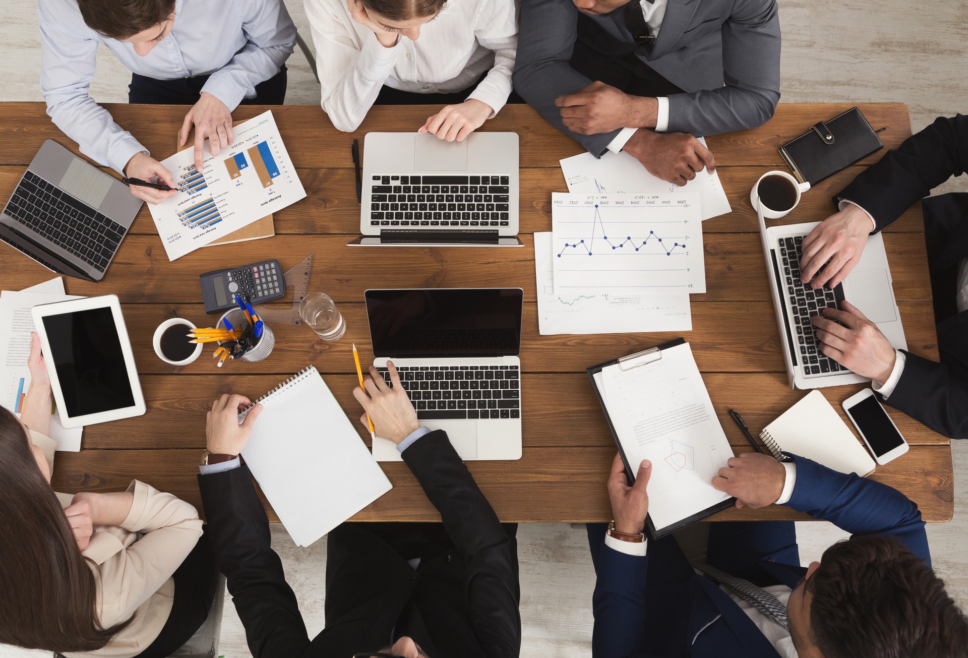 Equipo de negocios diversos en reunión